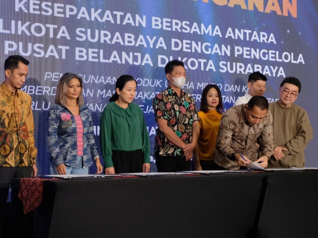 penandatanganan tersebut, Wali Kota Eri Cahyadi turut disaksikan oleh Ketua Asosiasi Pengelola Pusat Belanja Indonesia (APPBI) Jawa Timur, Sutandi Purnomosidi