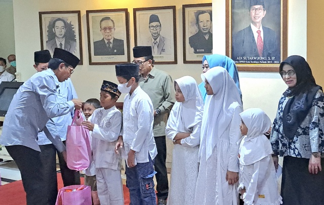 Ketua DPRD Surabaya Adi Sutarwijono didampingi wakil ketua DPRD dan ketua komisi saat menyerahkan secara simbolis santunan dan bingkisan lebaran kepada para anak yatim piatu pada kegiatan santunan di gedung DPRD Surabaya