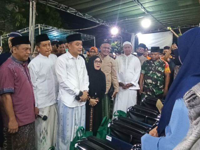 Anas Karno (berbaju merah) saat mendampingi WalinKota Surabaya Eri Cahyadi saat menyerahkan bantuan kepada warga di masjid jendral sudirman