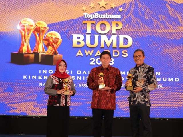 PDAM dan Surya Artha Dua BUMD Kota Surabaya boyong penghargaan TOP BUMD Awards 2023