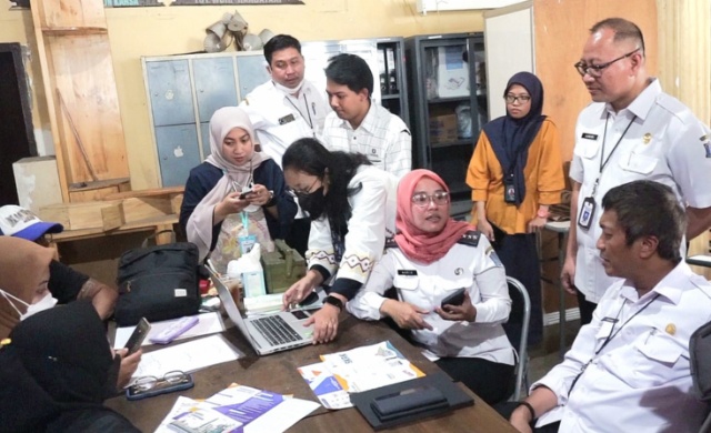 Kepala dinas DPRKPP Kota Surabaya Irvan Wahjudrajat bersama sekretaris dinas Lasidi saat memberikan pelayanan secara langsung di balai RW