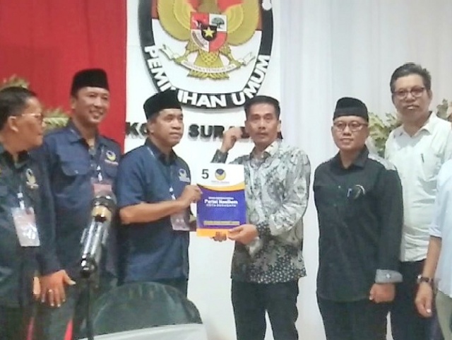 ketua OKK DPD Partai NasDem kota Surabaya imam Syafi'i saat menyerahkan berkas pendaftaran Bacaleg ke KPU Surabaya