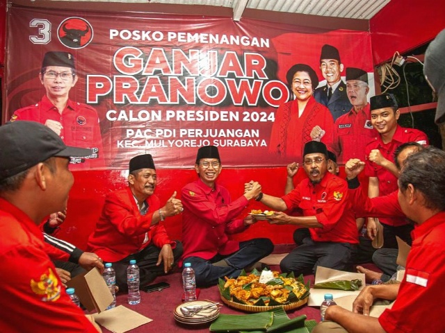 Ketua DPC PDIP Surabaya Adi Sutarwijono saat peresmian Posko gotong royong Ganjar Presiden