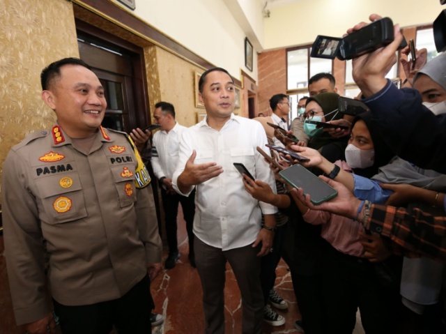Wali kota Surabaya Eri Cahyadi saat bersama kapolrestabes Surabaya di balai kota Surabaya Rabu (17/05/2023)