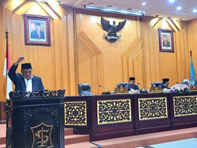 Anas Karno juru bicara fraksi PDI Perjuangan DPRD Surabaya saat menyampaikan pandangan umum fraksi
