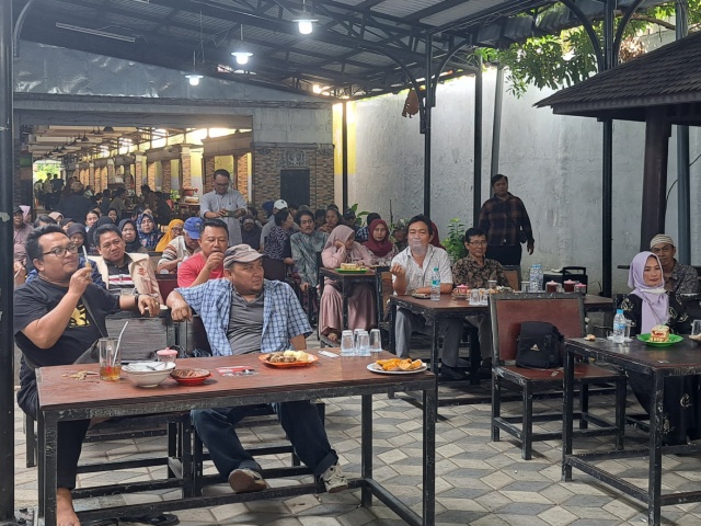 Para pedagang SWK se Surabaya saat mengikuti kegiatan halal bibalal bersama Anas Karno di SWK Deles Rabu 24/05/2023