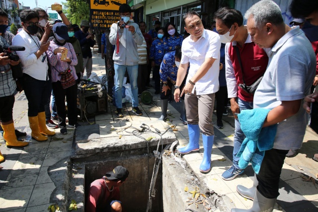 Wali kota Surabaya Eri cahyadi saat melihat gorong-gorong di jalan praban