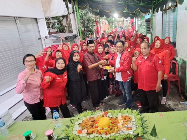 Ketua Bappilu DPC PDIP Surabaya, Anas Karno saat peresmian Posko Ganjar Presiden di kawasan Kendangsari