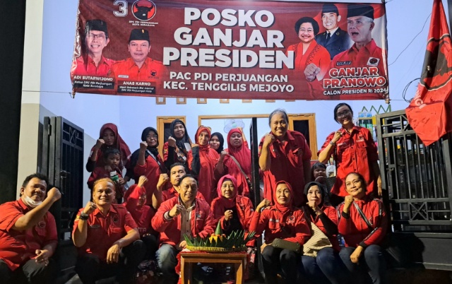 Ketua Bappilu DPC PDIP Surabaya, Anas Karno saat peresmian Posko Ganjar Presiden di kawasan Kendangsari 2