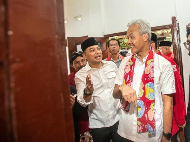 Ganjar pranowo bercengkrama bersama eri cahyadi saat mengunjunginrumah kelahiran bung Karno di Kampung Peneleh Surabaya