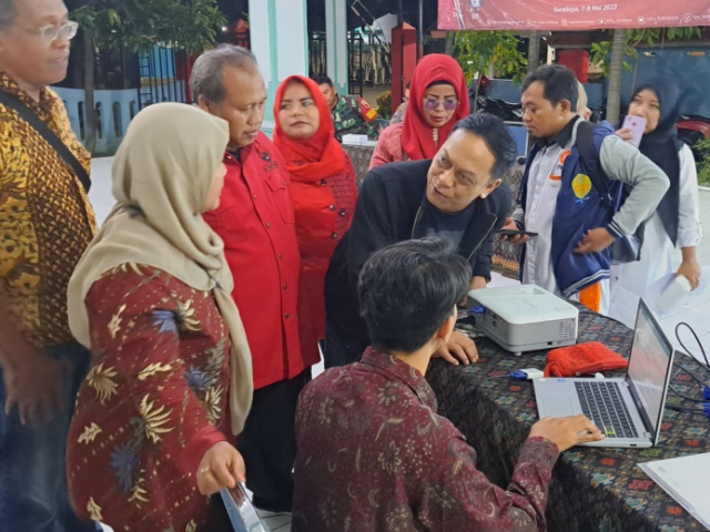 Kepala Bappilu PDIP Surabaya Anas Karno saat memantau proses penyusunan Daftar Pemilih Sementara di kelurahan tenggilis