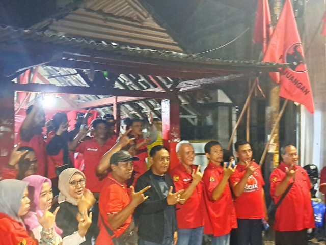 Kader PDI PAC Wonocolo saat foto bersama kepala Bappilu PDIP Surabaya Anas Karno dalam peresmian Posko ganjar Presiden yang menggunakan posko promeg