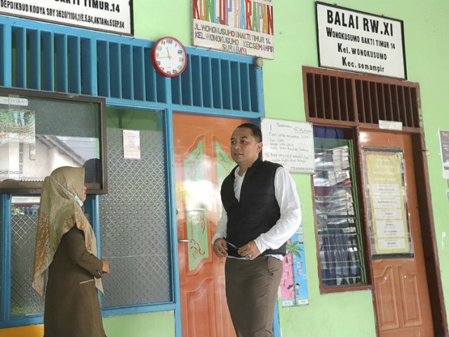 Wali kota Surabaya Eri Cahyadi dapati pelayanan kelurahan di balai RW yang tutup