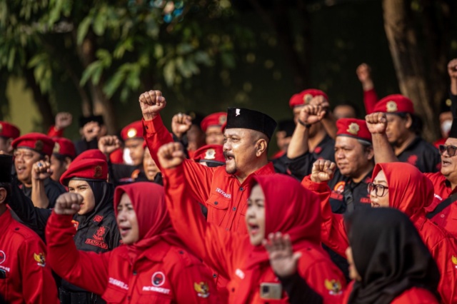 Ratusan kader PDI Perjuangan Kota Surabaya saat mengikuti upacara hari lahir Pancasila di kantor DPC PDIP Surabaya kamis (01/06/2023)