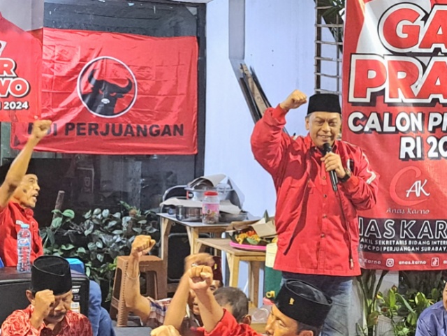 Anas Karno saat peresmian Posko Ganjar Presiden di Kawasan Kampung Klampis Ngasem Surabaya pada Rabu (31/05/2023)