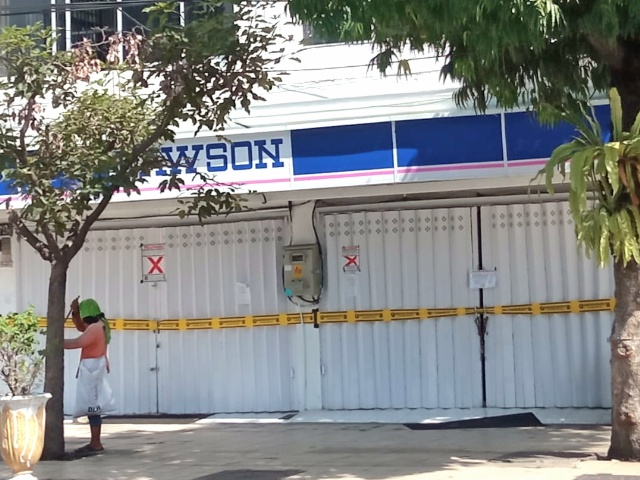 Tutup - Cafe Lawson nampak tak beroperasional setelah ditertipkan Satpol PP memasang Satpol PP line pada akses masuk cafe Lawson di jalan Embong Malang