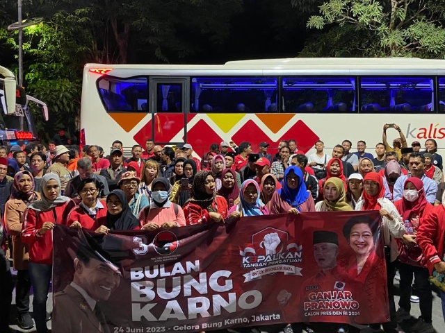 Pemberangkatan kader-kader PDI Perjuangan Kota Surabaya dengan 7 bis, Kamis malam ini, menuju Jakarta. Mengikuti Puncak Peringatan Bulan Bung Karno di GBK.