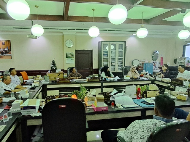 Pansus saat menggelar rapat pembahasan raperda pajak dan retribusi daerah diruang komisi B DPRD Surabaya
