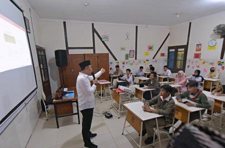 Wali Kota eri Cahyadi saat mengajar di Sekolah Kebangsaan di SDN Sulung Surabaya.