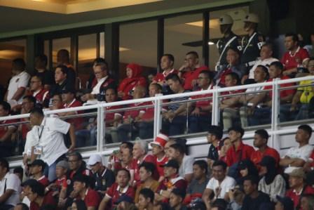 Ketua PSSI dan Gubernur  Jawim Khofifah bersama Wali Kota Eri Cahyadi nampak di tribun penonton saat  pertandingan Inonesia vs Palestina di Stadion GBT