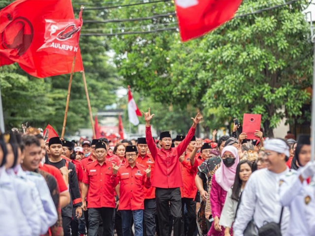 Ketua DPC PDI Perjuangan Kota Surabaya Adi Sutarwijono (paling kanan) saat bersama para caleg PDI Perjuangan berjalan menuju kanyor KPU Surabaya untuk mendaftar sebagai peserta pemilu 2024 beberapa waktu lalu