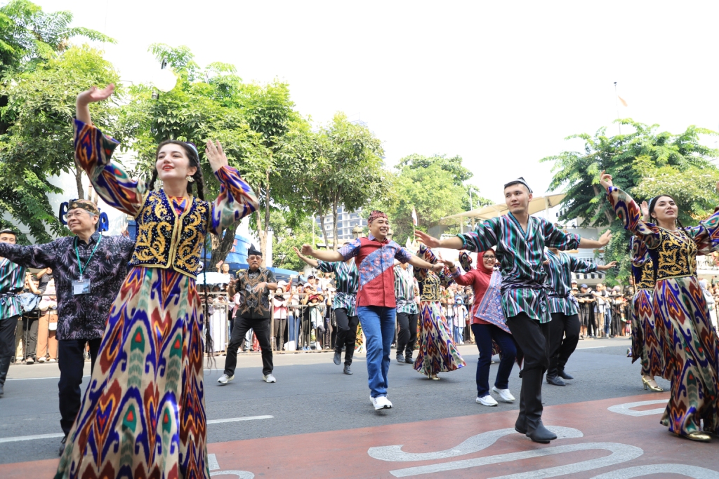 Surabaya Cross Culture International Folk Art Festival Satukan Budaya 8 Negara dan 9 Daerah Indonesia