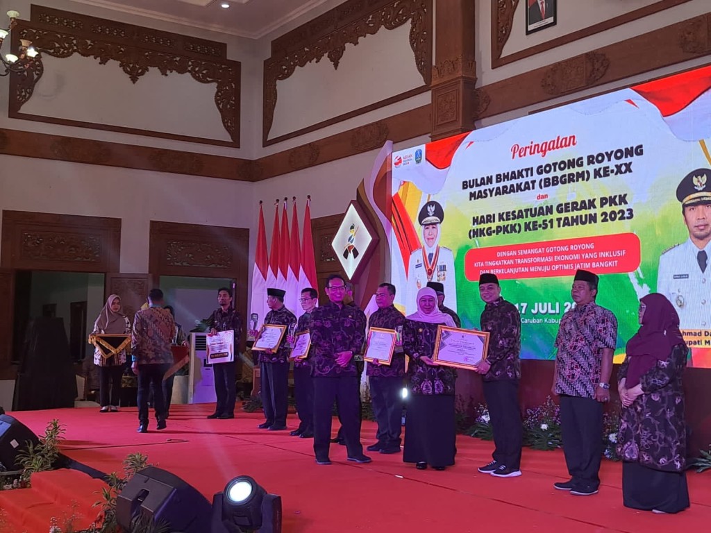 Wali Kota Surabaya Eri Cahyadi saat menerima penghargaan kelurahan terbaik se Jatim