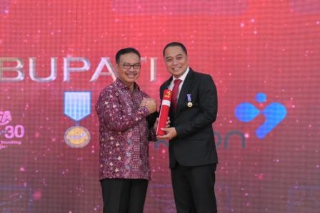 Wali Kota Surabaya Eri Cahyadi saat menerima penghargaan