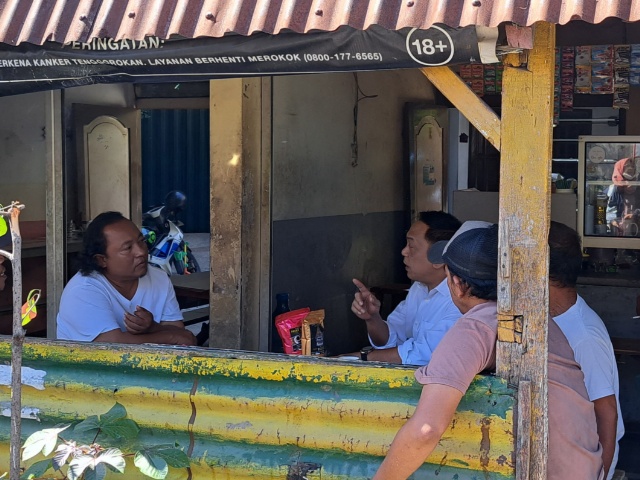 Blusukan ke warkop Anas Karno saat tengah berdialog dengan warga pelanggan warung kopi (warkop) di kawasan menur Surabaya