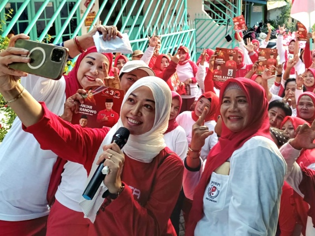 Swafoto bersama - Indah Lestia Savitri istri dari Anas Karno, legislator PDI Perjuangan kota Surabaya yang ikut mensosialisasikan Ganjar pada ibu-ibu senam