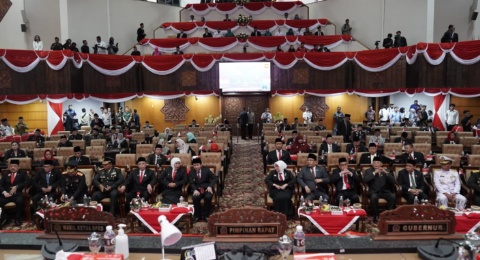 Pimpinan, Anggota DPRD dan Gubernur Jatim Dengarkan Pidato Kenegaraan Presiden Jokowi