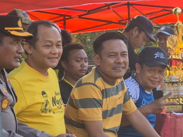 Dua dari kanan Ketua Fraksi Partai Golkar DPRD Surabaya Arif Fathoni, , Anggota DPR RI yang juga Ketua DPD Partai Golkar Jawa Timur Muhammad Sarmudji, Kapolsek Rungkut.