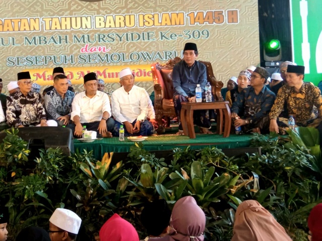 Ceramah Di Semolowaru Surabaya, KH Anwar Zahid: Neg dadi DPR kudu loman