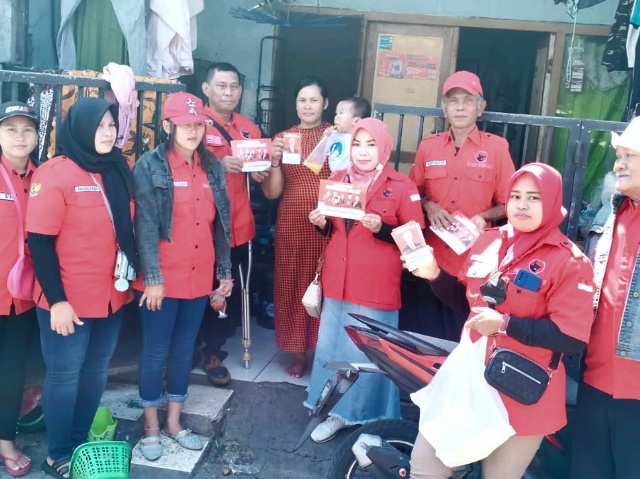 Para kader Banteng kecamatan Bulak saat sosialisasi penempelan stiker Ganjar Pranowo ke rumah warga