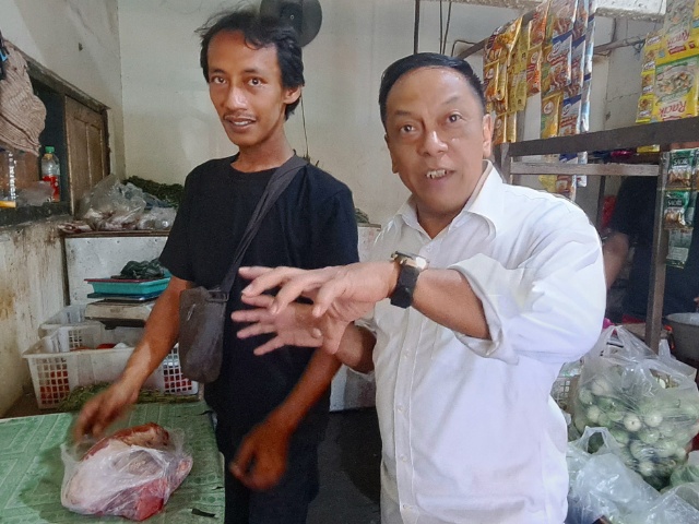 Anas Karno saat meninjau pedagang daging dipasar Medokan Kamis (31/08/2023)
