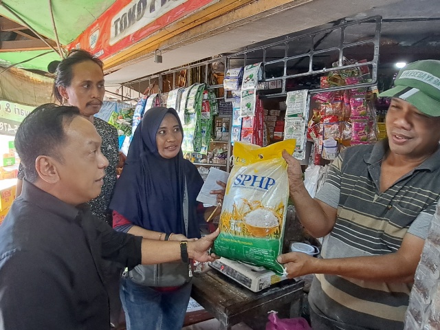 Wakil ketua komisi B DPRD Surabaya Anas Karno saat meninjau harga beras di pasar Semolowaru pelan kemarin