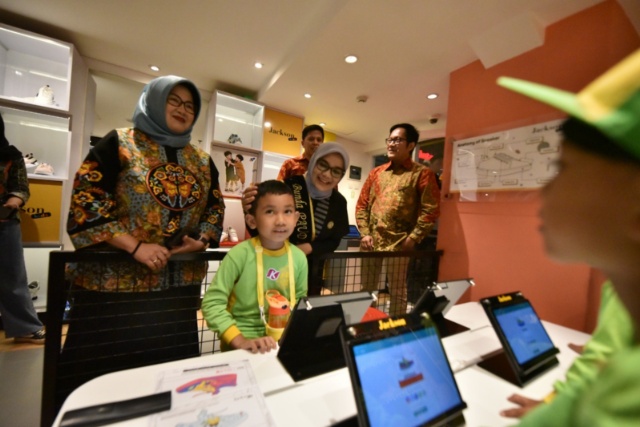 Bunda PAUD Kota Surabaya Rini Indriyani Eri Cahyadi saat bersama anak-anak PAUD