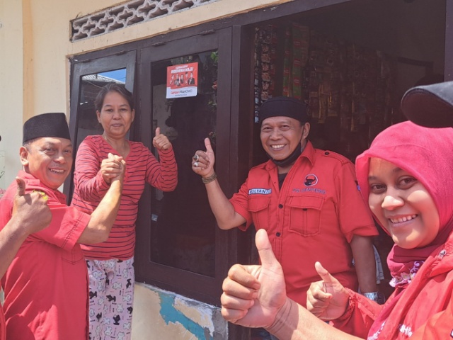 Anas Karno bersama Kader PDI Perjuangan Kota Surabaya saat menggelar door to door sosialisasi Ganjar di perkampungan Kebangsren Surabaya, Sabtu (02/09/2023)