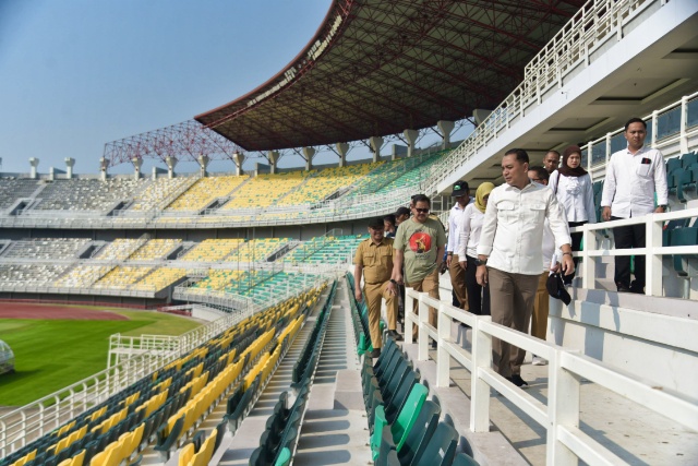 Wali kota Surabaya Eri Cahyadinsaat inspeksi kesiapan stadion GBT