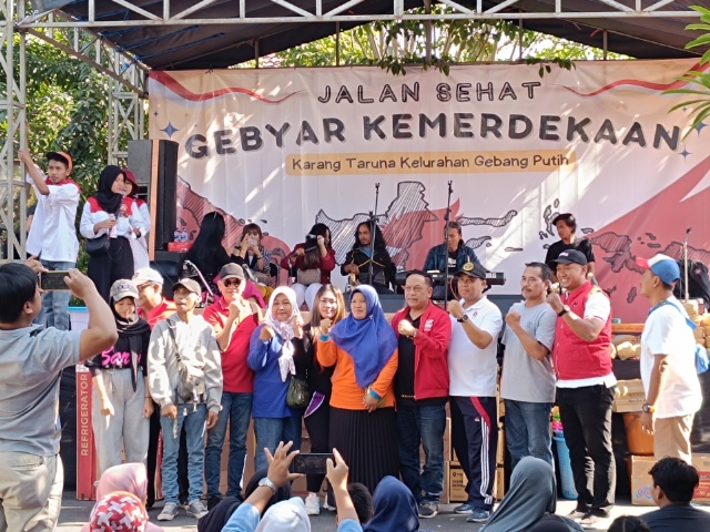 Anas Karno (tengah) bersama para caleg PDI Perjuangan (berbaju merah) saat berfoto seusai perkenalan dengan warga