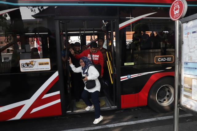 Pejabat Pemkot saat menggunakan Surabaya Bus