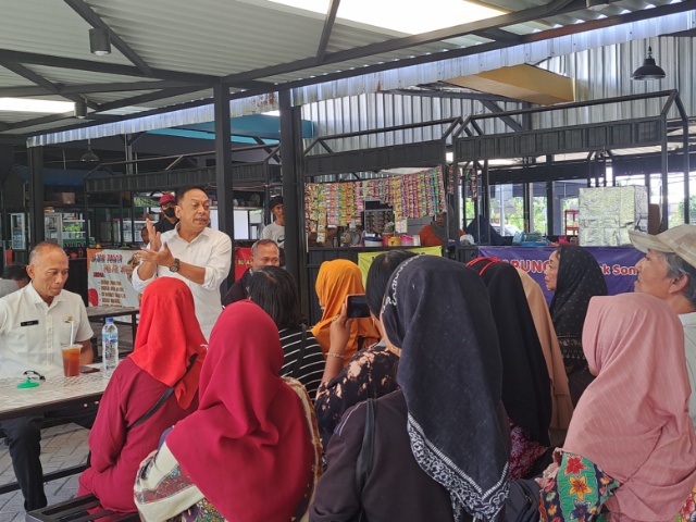 Anas Karno wakil ketua komisi B DPRD Surabaya saat menerima keluhan dan keresahan pedagang fresh mart