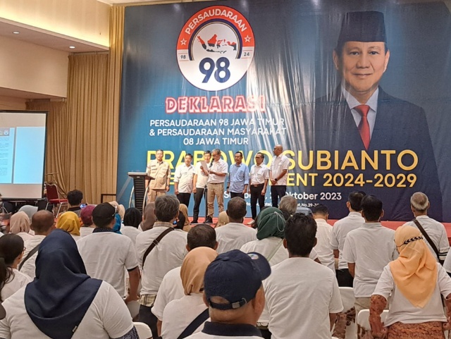 Persaudaraan 98 dan persaudaraan 08 Jatim saat mendeklarasikan dukungan ke Prabowo - Gibran di Surabaya Senin (23/10/2023)