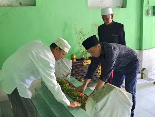Jaga kearifan lokal : Anas Karno didampingi tokoh agama setempat saat tabur bunga di situs makam Mbah Astro Rembulan sang keturunan Sunan Kalijaga