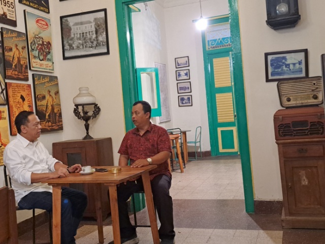 Wakil Ketua Komisi B DPRD Kota Surabaya saat mengunjungi salah satu UMKM di kawasan wisata heritage di kampung Peneleh Surabaya