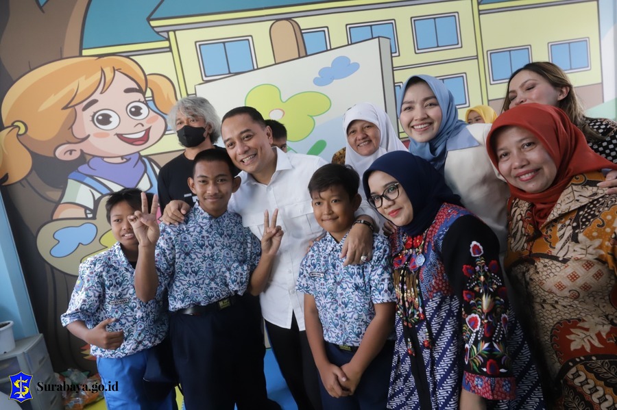 Wali Kota Surabaya Eri Cahyadi saat berfoto bersama anak-anak