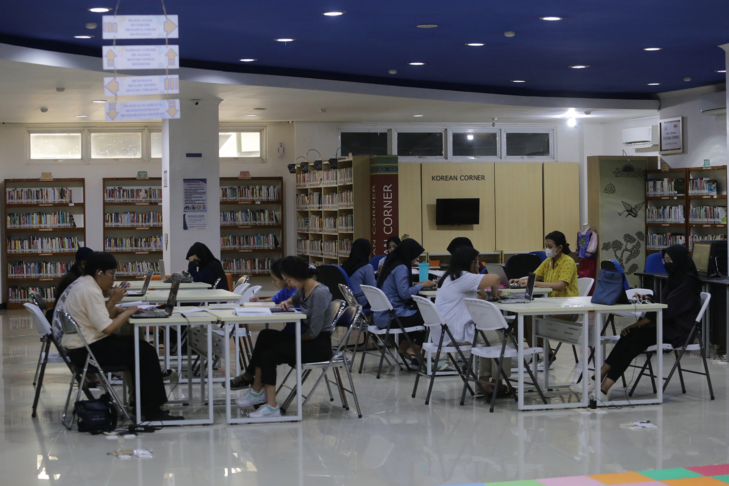 Suasana perpustakaan di Surabaya