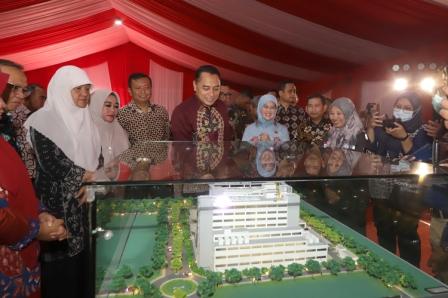 Wali Kota Eri Cahyadi saat meninjau Maket Gedung RS Surabaya Timur