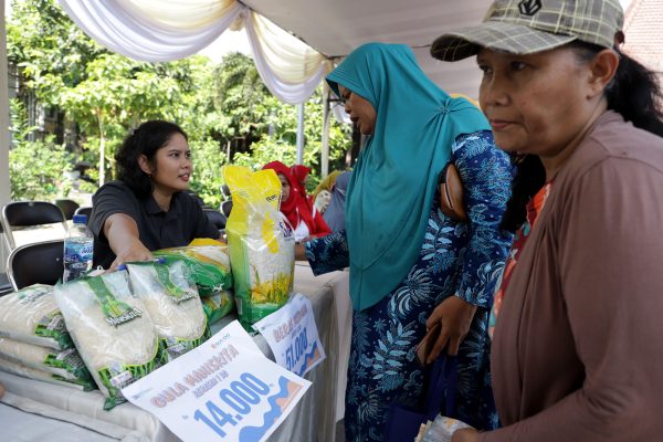 warga saat membeli pridk dalam gelaran pasar murah yang digelar Pemkot Surabaya