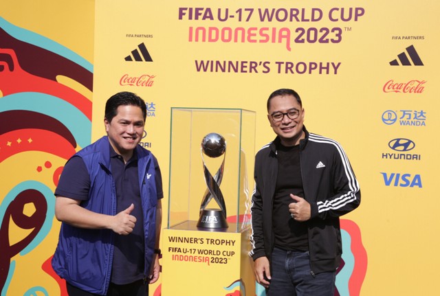 Ketua Umum PSSI Erick Tohir bersama Wali Kota Surabaya Eri Cahyadi saat berfoto dengan Trophy Experience Piala Dunia U-17
